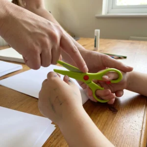 PDF - Наръчник за родители „Как да научим детето да използва ножички"